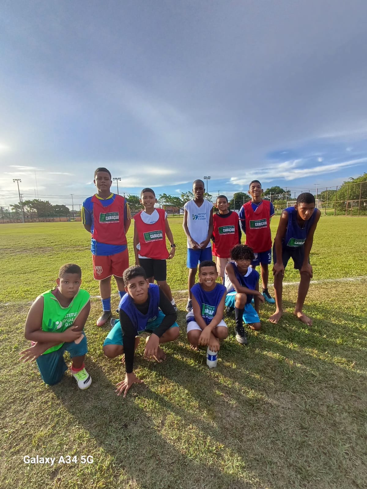 Crianças do Instituto Social D'Joana jogando futsal em campo